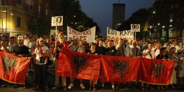 Mbyllet protesta e 90-të kundër qeverisë, qytetarët: “Ndryshim sistemi! Revolucion!”