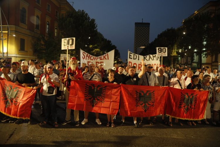 Mbyllet protesta e 90-të kundër qeverisë, qytetarët: “Ndryshim sistemi! Revolucion!”