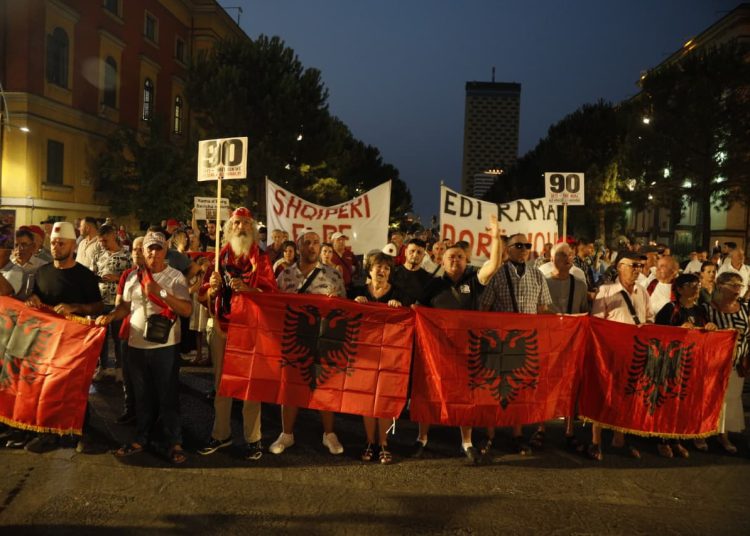 Mbyllet protesta e 90-të kundër qeverisë, qytetarët: “Ndryshim sistemi! Revolucion!”