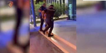 Hajduti italian vodhi “Audi Q5”, përplasi policin dhe disa makina