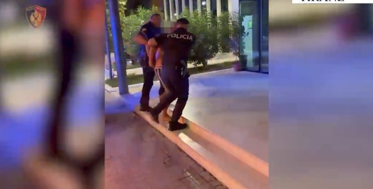 Hajduti italian vodhi “Audi Q5”, përplasi policin dhe disa makina