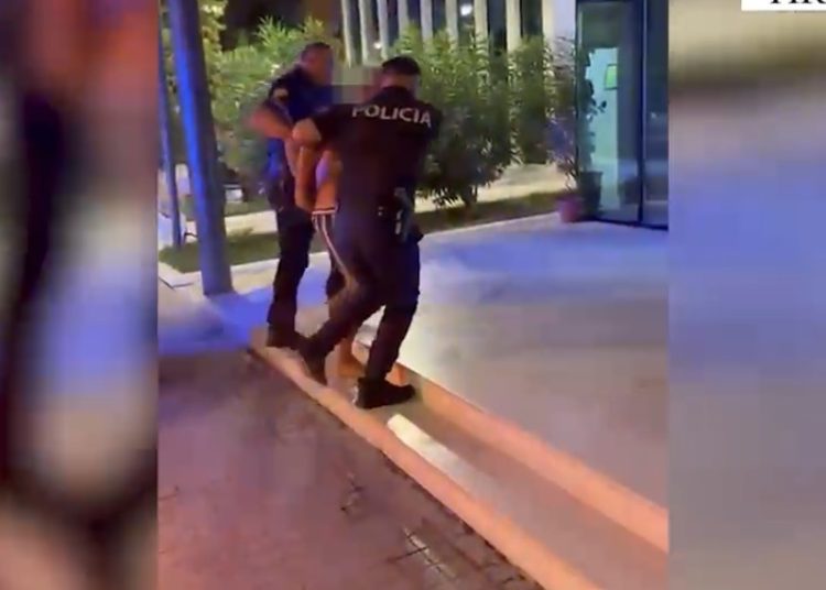 Hajduti italian vodhi “Audi Q5”, përplasi policin dhe disa makina