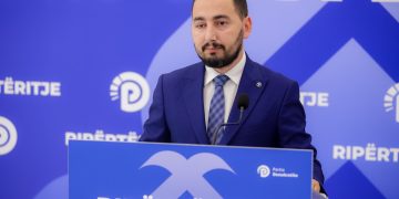 Rrogozhina prej 6 muajsh drejtohet nga një kushërinjtë e kryetarit që është në burg