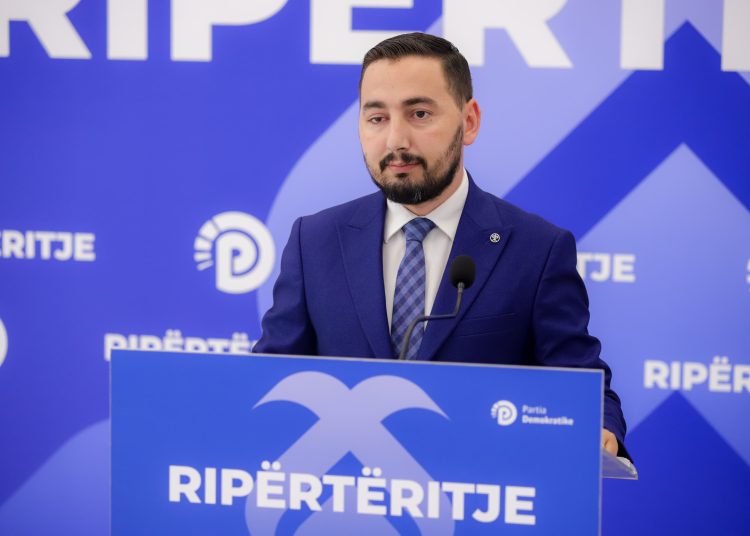 Rrogozhina prej 6 muajsh drejtohet nga një kushërinjtë e kryetarit që është në burg