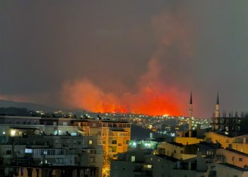Zjarret përfshijnë kurorën e gjelbër të Tiranës, flakët përhapen në Lundër dhe Priskë