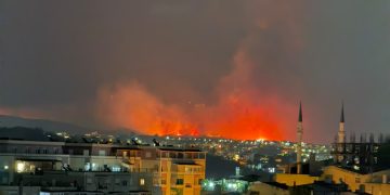 Zjarret përfshijnë kurorën e gjelbër të Tiranës, flakët përhapen në Lundër dhe Priskë