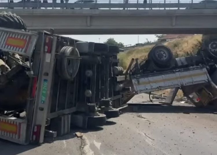PAMJET/ Përmbyset kamioni i UKT-së në Unazën e Madhe, dy persona të lënduar