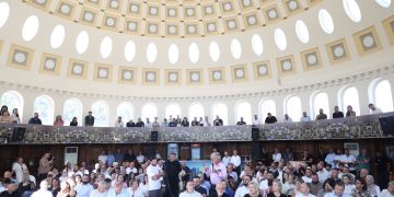 Qepeni gojën”/ Përplasje mes Ramës dhe përfaqësuesve të Poliçanit në Berat