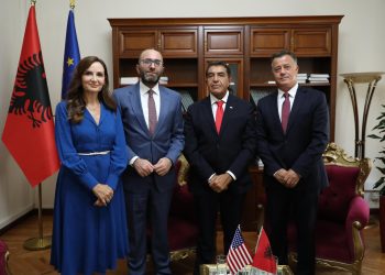 PD takim me të Dërguarin Special të Presidentit Trump: Shqipëria përballet me kapjen e shtetit