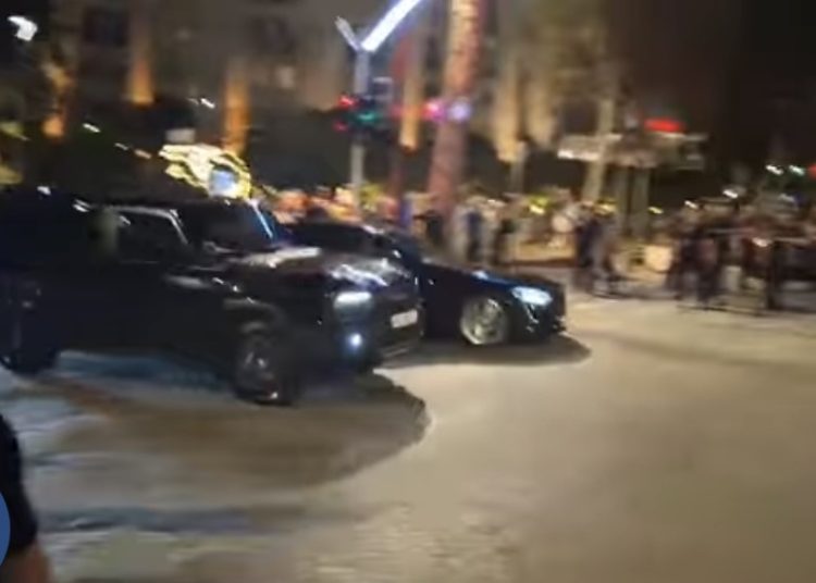 Protestuesit bllokojnë Kryeministrinë me Ramën brenda për dy orë. Ndërhyjnë forcat speciale