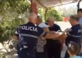 Dhunë e policisë në oborr të shtëpisë, suvatoi pa leje murin që po binte. E rrahën në sy të fëmijës