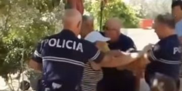 Dhunë e policisë në oborr të shtëpisë, suvatoi pa leje murin që po binte. E rrahën në sy të fëmijës