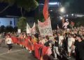 Protestë për 100 ditë para Kryeministrisë, protestuesit rrethojnë godinën: “Rama jep dorëheqjen”