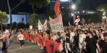 Protestë për 100 ditë para Kryeministrisë, protestuesit rrethojnë godinën: “Rama jep dorëheqjen”