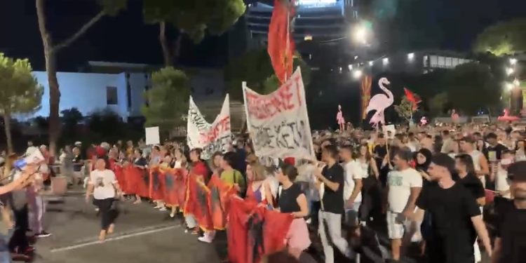 Protestë për 100 ditë para Kryeministrisë, protestuesit rrethojnë godinën: “Rama jep dorëheqjen”