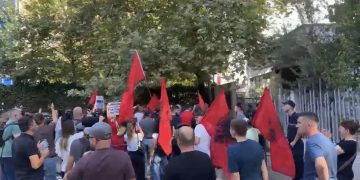 Protestë te gjykata, 14 protestuesit e arrestuar dalin para Gjykatës së Tiranës