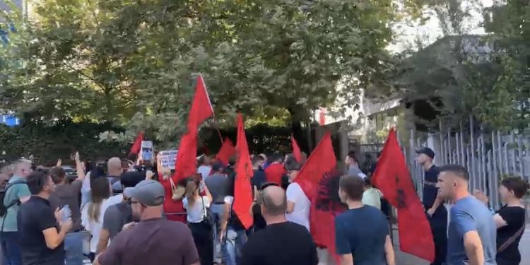 Protestë te gjykata, 14 protestuesit e arrestuar dalin para Gjykatës së Tiranës