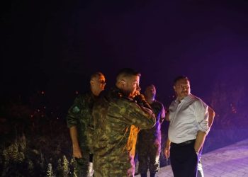 Zjarri në Himarë, digjen 7 banesa, ndërhyrja nga ajri nis në mëngjes