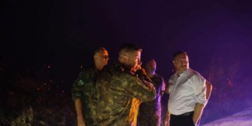 Zjarri në Himarë, digjen 7 banesa, ndërhyrja nga ajri nis në mëngjes