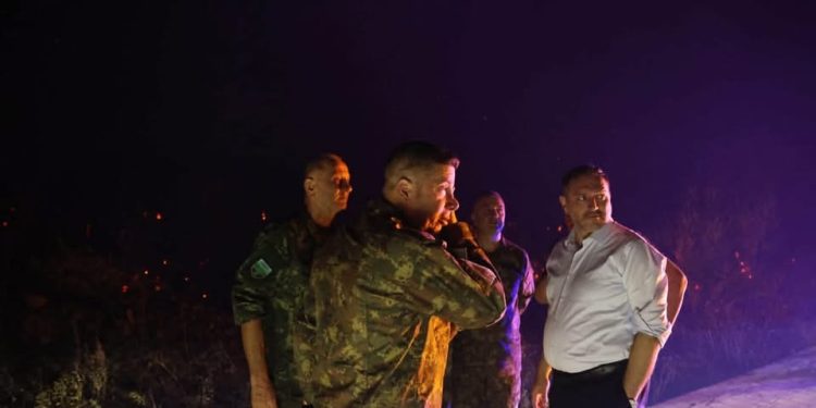 Zjarri në Himarë, digjen 7 banesa, ndërhyrja nga ajri nis në mëngjes