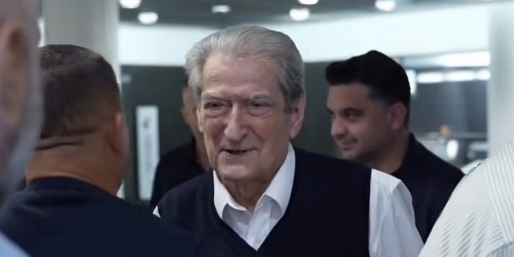 Berisha mbërrin në SHBA, shqiptarët i japin mirëseardhjen e ngrohtë kryetarit të PD-së