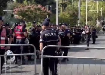 Protesta/ Bllokohet hyrja përballë Kalasë së Tiranës, kordon policor pranë Kuvendit