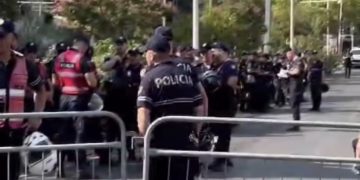 Protesta/ Bllokohet hyrja përballë Kalasë së Tiranës, kordon policor pranë Kuvendit