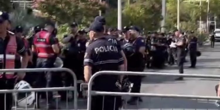 Protesta/ Bllokohet hyrja përballë Kalasë së Tiranës, kordon policor pranë Kuvendit