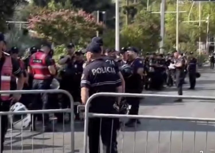 Protesta/ Bllokohet hyrja përballë Kalasë së Tiranës, kordon policor pranë Kuvendit