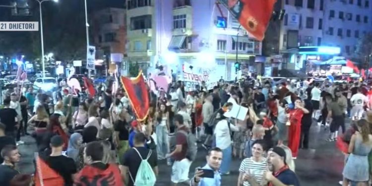 DITA 102/ Protesta drejt formateve të reja të demostrimit. Bllokohen rrugët