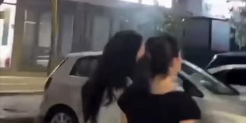 “E kapën mat”/ Protestuesit përballen me Belinda Ballukun, thirrje: “O hajdute”, “Rama në burg, Belinda në burg”