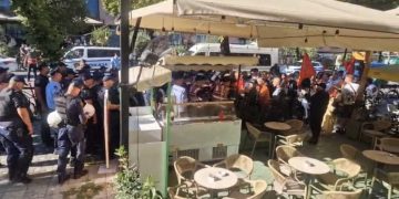 Tirana mund të bllokohet, protestuesit rrethojnë Zogun e Zi. Ndërhyn policia