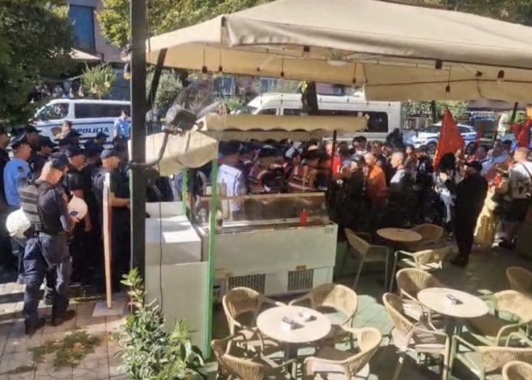 Tirana mund të bllokohet, protestuesit rrethojnë Zogun e Zi. Ndërhyn policia