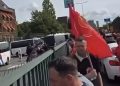 Qytetarë shqiptarë mblidhen para Gjykatës së Hagës, për pak del vendimi për krerët e UÇK