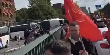 Qytetarë shqiptarë mblidhen para Gjykatës së Hagës, për pak del vendimi për krerët e UÇK
