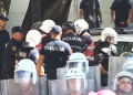 Protesta para Kuvendit, përplasje të forta me policinë. Thyhen gardhet mbrojtëse, bllokohen rrugët