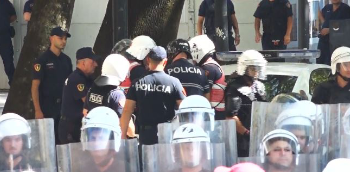 Protesta para Kuvendit, përplasje të forta me policinë. Thyhen gardhet mbrojtëse, bllokohen rrugët