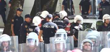 Protesta para Kuvendit, përplasje të forta me policinë. Thyhen gardhet mbrojtëse, bllokohen rrugët
