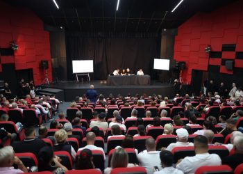 Qepeni gojën”/ Përplasje mes Ramës dhe përfaqësuesve të Poliçanit në Berat