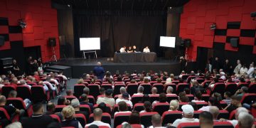 Qepeni gojën”/ Përplasje mes Ramës dhe përfaqësuesve të Poliçanit në Berat