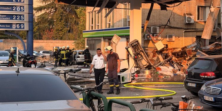 Tym e zjarr tek një karburant në Tiranë, 3 të plagosur