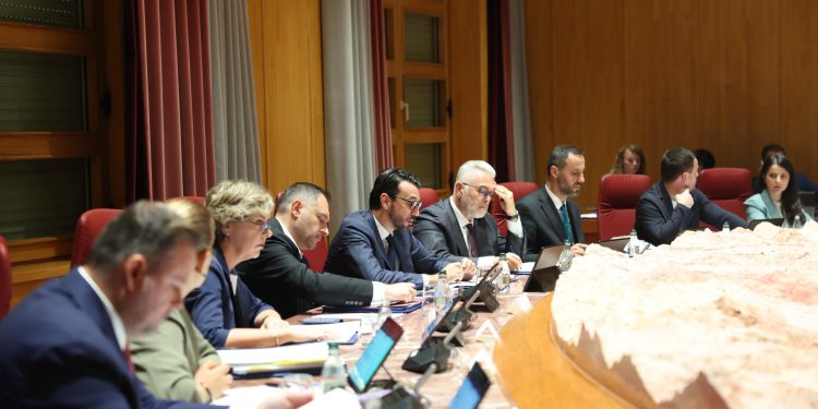 Nisen ndryshimet në qeveri, Rama mbledh Grupin Parlamentar dhe ministrat